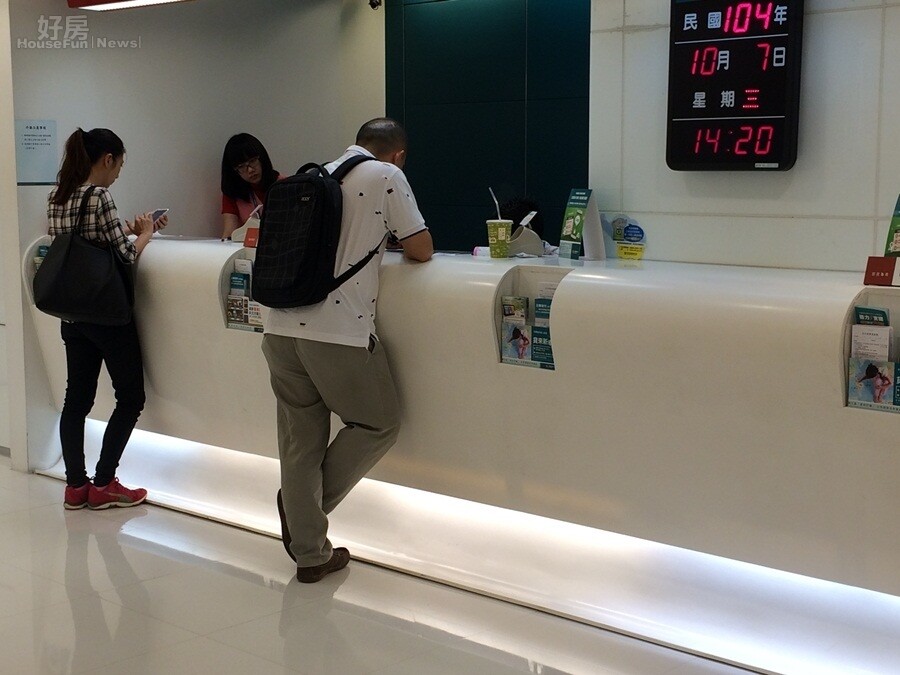 銀行櫃台情境照。(吳光中/攝)