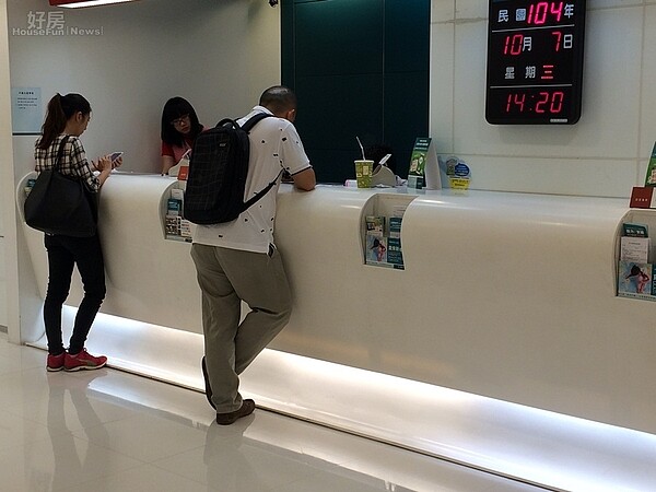 銀行櫃台情境照。(吳光中/攝)