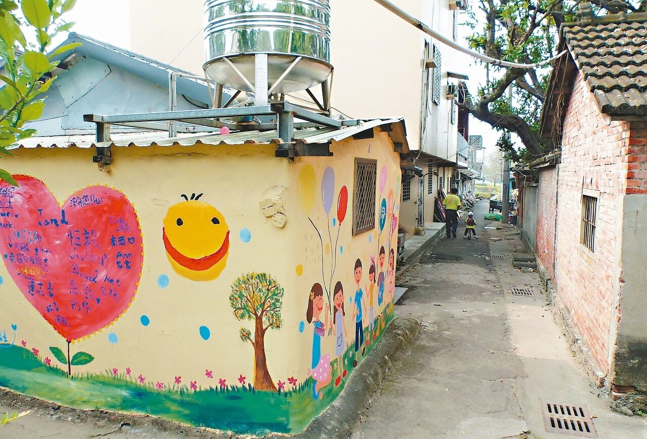 黃姓老翁居住在水碓聚落，老屋外牆彩繪後，成為話題。 記者趙容萱／攝影