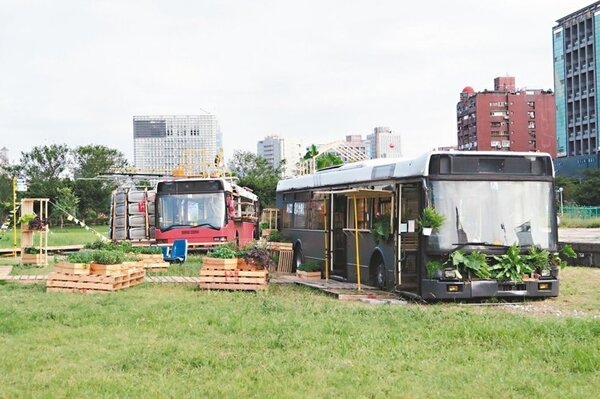 北市華山大草原成為地景藝術總站，3輛廢公車以飲食、運動、音樂等主題打造的藝術展場。 圖／文化局提供
