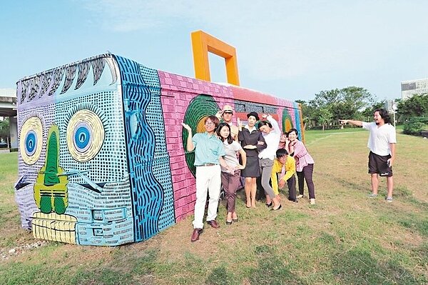 北市華山大草原成為地景藝術總站,3輛廢公車以飲食、運動、音樂等主題打造的藝術展場。 圖/文化局提供