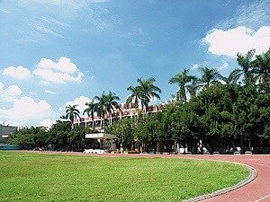 新市國小新教室大樓,廁所沒門沒隔間。(翻攝新市國小網站)