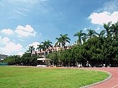 新市國小新教室大樓　廁所沒門沒隔間