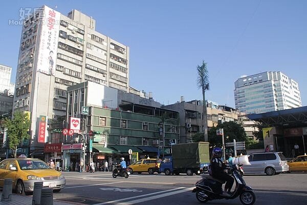 2. 劉樂妍的家位於捷運民生西路站附近,下樓就有捷運,交通四通八達。