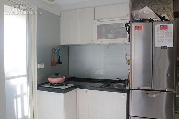 7. 麻雀雖小五臟俱全的廚房,乾淨明亮。