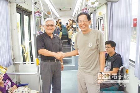 
作家劉克襄（右）8日與一群他的讀者到雲林搭公車到虎尾與北港旅行，縣長李進勇（左）親自迎接祝福。（周麗蘭攝）
 