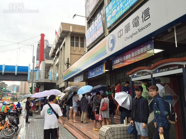 iPhone6s在台灣上市當天，不少民眾起大早就是要買到熱騰騰的新手機。(好房網NEWS記者林美欣攝影)