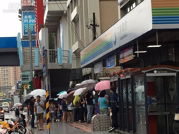 iphone6s開賣,中華電信一早七點多還沒門已經大排長龍(好房網NEWS記者林美欣攝影)