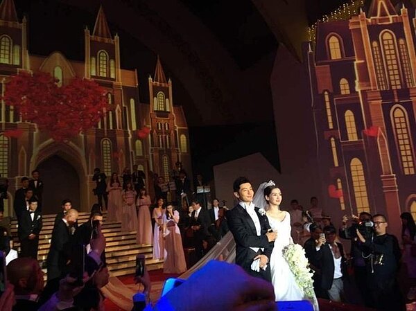 黃曉明(左)和Baby的夢幻婚禮。( 圖/摘自網易)