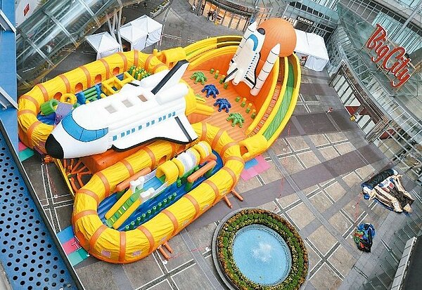 遠東巨城購物中心「太空基地時空奇航」展,主展場高10公尺寬20公尺,佔地600平方公尺,打造成兒童樂遊基地。 (記者李青霖/攝影)