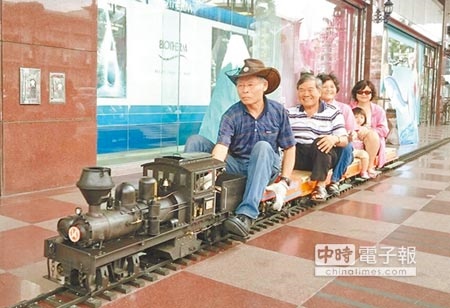 
　懷舊FU　　鐵道迷林松雄（左）在百貨廣場分享自己親手打造的迷你蒸汽火車。（林和生攝）
 