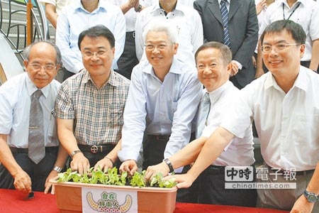 
南科管理局局長林威呈（右二）、台南市府農業局副局長郭伊彬（左二）偕廠商代表進行植栽儀式，象徵南科是友善健康的綠色生態社區。（莊曜聰攝）
 