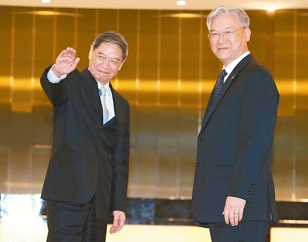 陸委會主委夏立言(右)即將登陸會見國台辦主任張志軍。圖為兩人今年5月在金門會見的情形。 本報系資料庫