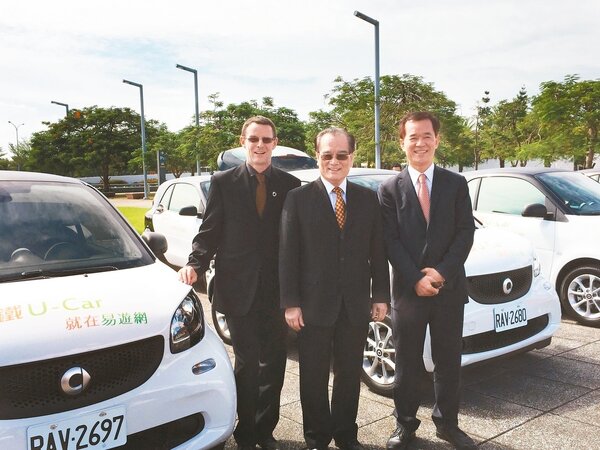 台灣賓士總裁邁爾肯（左起）、台灣高鐵執行長鄭光遠和易遊網總座游金章攜手推高鐵U-Car。 記者曾仁凱／攝影