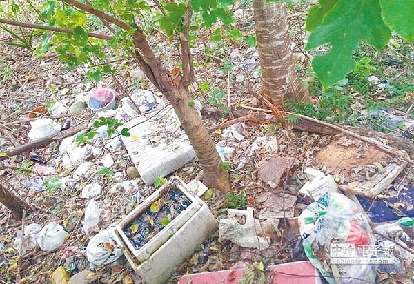 中壢東寮段社會住宅預定地潛藏大量垃圾,市都發局將在2個月內清查。(桃園市議員梁為超提供)