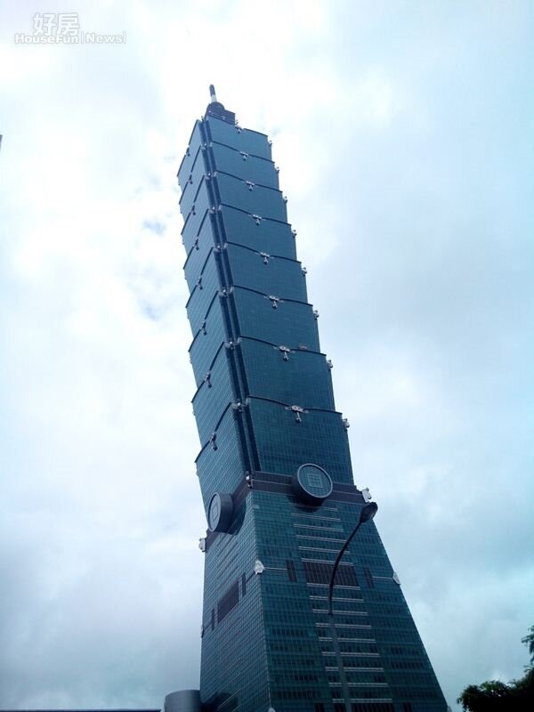 5從挹翠山莊便能鳥瞰山下的台北101大樓。