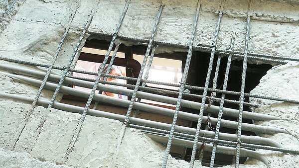 屏東市崇仁新村國宅社區傳出公共工程瑕疵，天花板鋼筋裸露，屋主痛批「荒謬」。 記者蕭雅娟／攝影