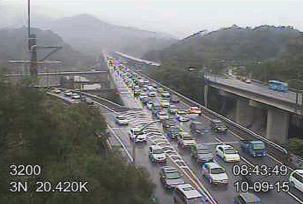 一早就有大排長龍的車陣，時速不到30公里，民眾抱怨國道變成大型停車場。 圖／取自高公局網站
