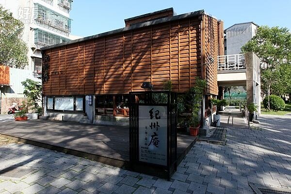 10.由餐廳延伸的戶外平台,也是最佳的展演小舞台。