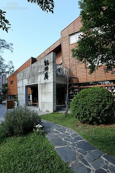 9.紀州庵新館在2011年開幕,戶外的城南文學公園綠意盎然。