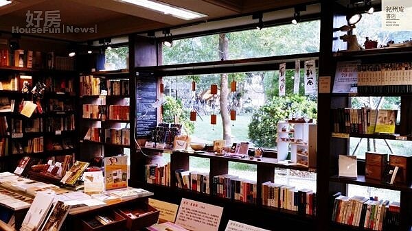 12.紀州庵文創書店,小鋪子容納了文學書籍與文創商品。
