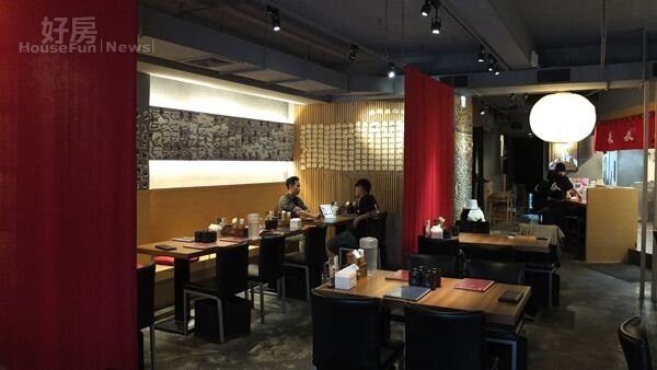 3.店內裝潢走日式風格，營造簡單舒適的用餐空間。
