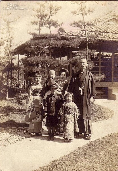 3.當年高級料亭的老闆平松德松(右後方)與妻子兒女在紀州庵前合影。
