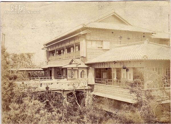 2.三層樓高的紀州庵本館,左側石橋連接堤防,堪稱日據時代的時髦建築。