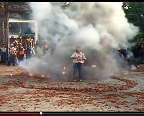 每到周末晚上,宮廟總是電子音樂與鞭炮聲大作,吵的該網友與孩子不得安寧,走法律途徑也無法解決問題。(翻攝自MOBILE01網站)