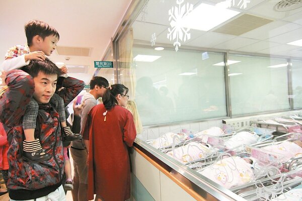 宏其婦幼醫院昨日出現12名國慶寶寶，家長們帶著孩子來看小寶寶們。 記者葉臻／攝影