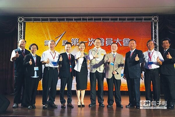 台中市不動產聯盟協會成立大會第一屆第一次會員大會創會總召集人黃昭閔(左四)、首任理事長李嘉嬴(左五)、政務委員蕭家淇(右五)、名譽總召集人林金雄(右四)。(圖/大會提供)