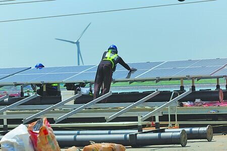 
光電板回收成本近年高漲，環境部指出，將檢討現行費率是否合理。（本報資料照片）
