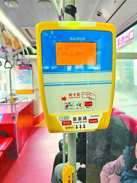 
雙北市公車、捷運開放手機掃QR乘車碼付款，北市議員王欣儀發現使用率極低，恐怕是因為占搭車人口近半數的TPASS定期票與敬老愛心卡用戶被排除在外。（本報資料照片）
