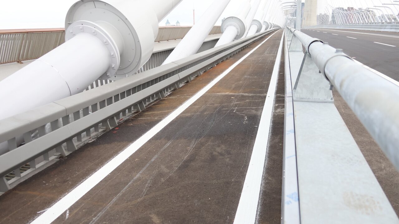 淡江大橋機車道被嫌車道狹窄。記者張策／攝影 