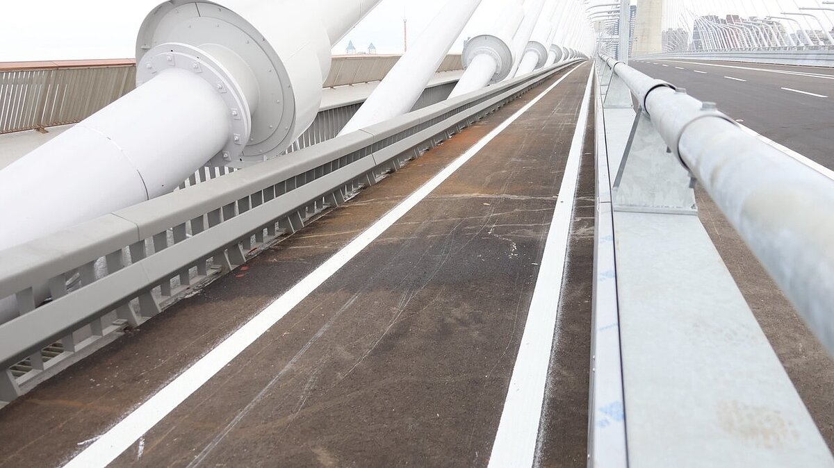 淡江大橋機車道被嫌車道狹窄。記者張策／攝影 