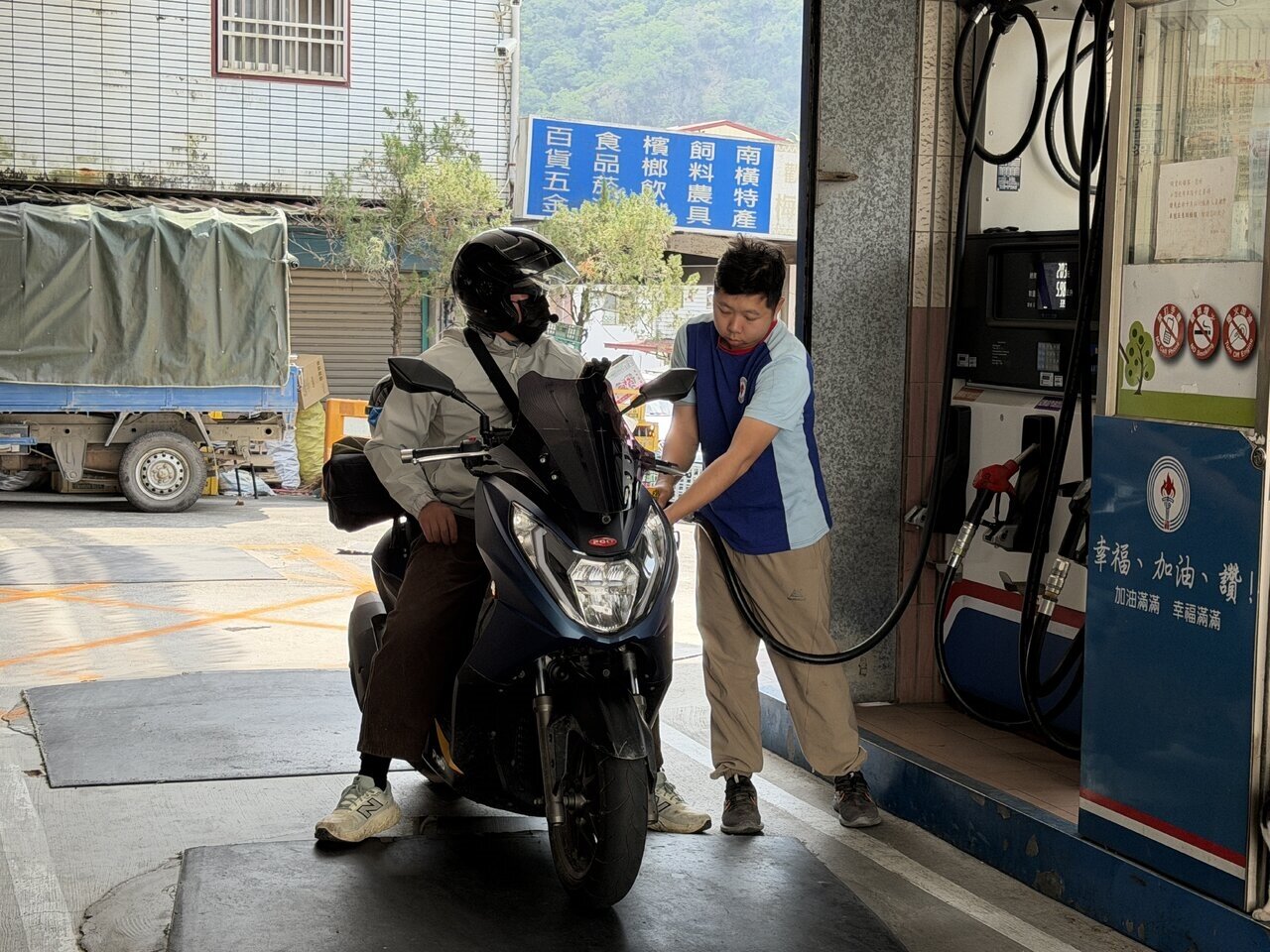 中油指出，偏遠地區設置加油站的挑戰包括用地取得困難、發油量少，不具投資設站的經濟效益。圖為高雄桃源區梅蘭加油站。記者劉星君／攝影 