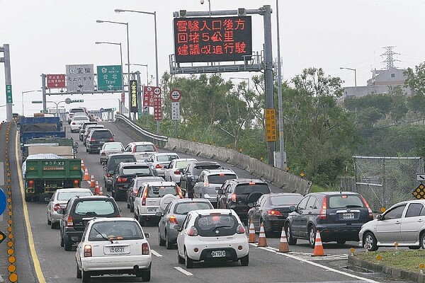 今天是國慶收假日，國道出現北返車潮，國道5號北上上午已經開始塞車，時速只有40公里。 記者胡經周／攝影