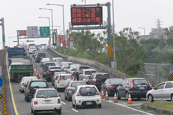今天是國慶收假日，國道出現北返車潮，國道5號北上上午已經開始塞車，時速只有40公里。 記者胡經周／攝影
