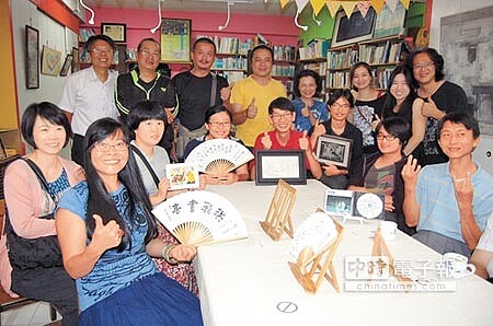 給個讚 洪雅書房慶祝16周年,文青好友齊聚為余國信讚聲。(廖素慧攝)