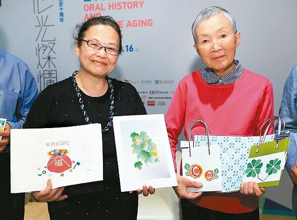82歲的若宮正子（右）與60歲的近藤則子（左），暢談「80歲的有趣數位生活」，並展示她們自繪自製的作品。 記者林伯東／攝影