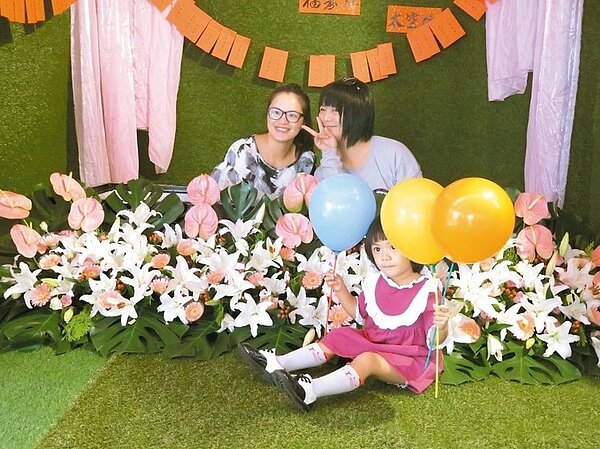 民眾搶入棺,體驗或坐或躺在棺材裡感受。 記者徐庭揚/攝影