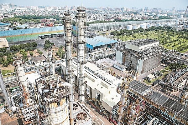 中油高雄煉油廠增建五輕工場引發當地居民抗爭,廿五年遷廠期限今年底到期。圖為五輕工場一景。( 記者程宜華/攝影)