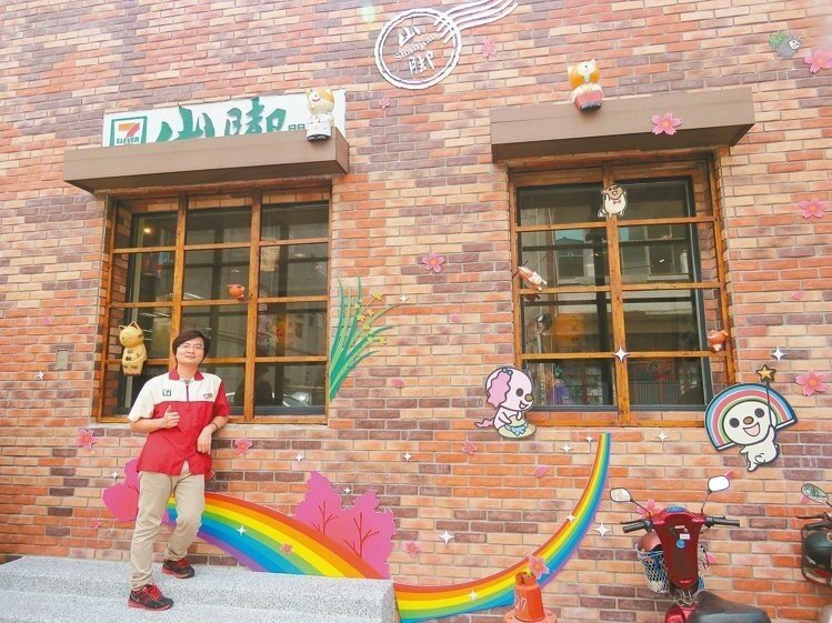 苑裡鎮統一超商山腳門市店長陳志湶在地生根十年,將便利商店融合社區。 記者黃茹婷/攝影