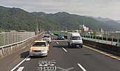 機車闖國道　蛇行亂鑽嚇壞人