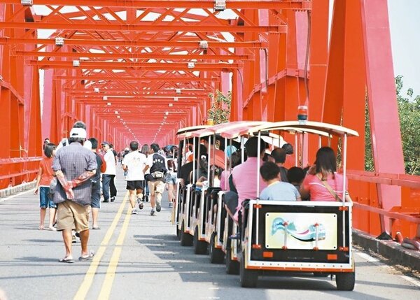 西螺大橋觀光文化節，迷你小火車奔馳在封橋後的西螺大橋上，橋上人潮眾多。 (記者胡瑋芳／攝影)