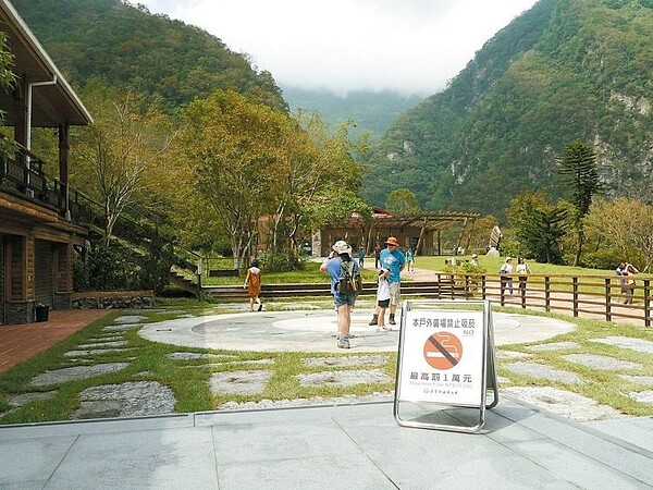 太魯閣國家公園近來違規吸菸遊客大增，不得已只好在山林美景間增設告示牌提醒。 記者游婉琪／攝影