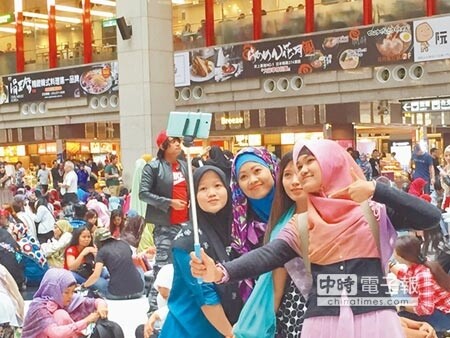 心靈驛站↑→台北火車站每逢假日就有許多移工在此聚集,讓他們有回家的感覺。(陳柔瑜攝)