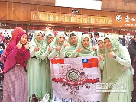 心靈驛站↑→台北火車站每逢假日就有許多移工在此聚集,讓他們有回家的感覺。(陳柔瑜攝)