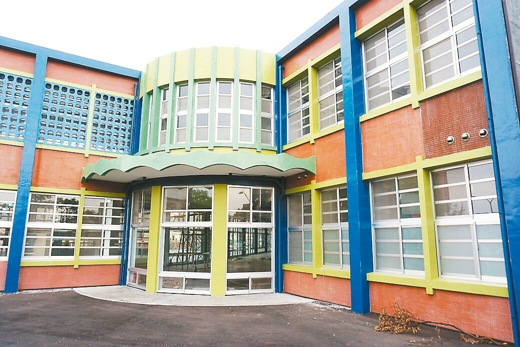 宜蘭縣政府整建宜蘭市台汽舊站籌設「幸福轉運站」，受到颱風及工程發包等問題影響，營運時間延至年底。 記者林縉明／攝影