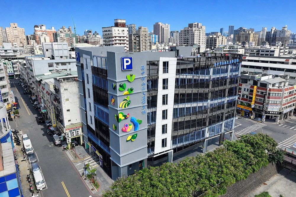 中市推動公有路外停車場翻新，大益立體停車場內裝與外牆同步更新。圖／台中市政府提供